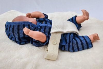 Sitzsack mit Gurt und Höschen um Babys sicher zu lagern Baby Sitzsack Liegesack mit Baumwoll Auflage und Sicherheitsgurt mit Höschen aus Bio Jersey
