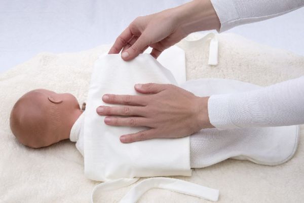 Wickeltuch beim pucken ums Baby wickeln Jersey Pucktuch um den Säugling wickeln und mit Puckband stabilisieren