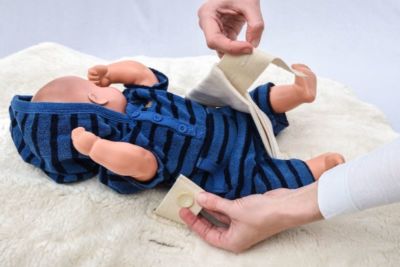 Babysitzsack Schutzauflage mit Gurt und Jersey Höschen Baby Sitzsack mit Gurt zum Anschnallen auf angenehm flauschiger Decke aus ökologischem Naturmaterial