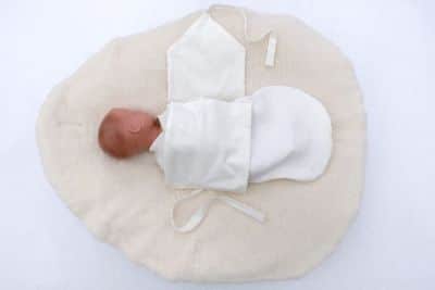 Babys und Frühchen mit Puck Wickeltuch und Band stabil lagern Baby auf Lagerungskissen mit Wickeltuch und Puckband auf angenehm weicher Auflage aus Baumwolle