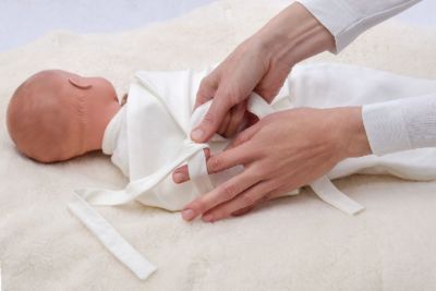 Pucken mit Wickelband und Pucktuch aus Bio Jersey Puckband ums das Wickeltuch des Babys zubinden