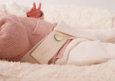 Baby Liegekissen mit Baumwoll Auflage und Sicherheitsgurt